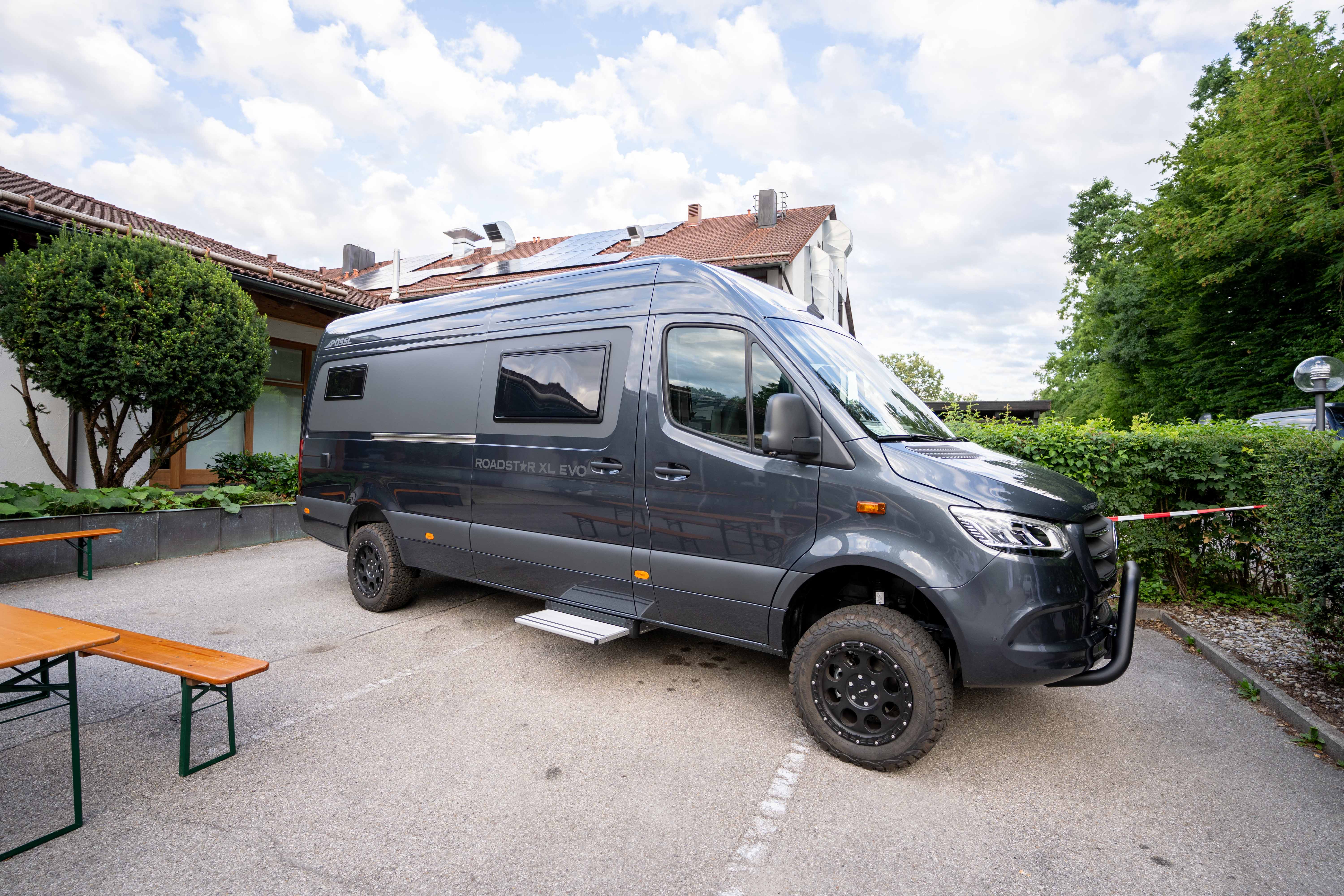 Pössl Roadstar XL Evo 2027: 7-Meter-Camper auf Mercedes Sprinter in Grau mit Offroad-Bereifung und Frontbügel