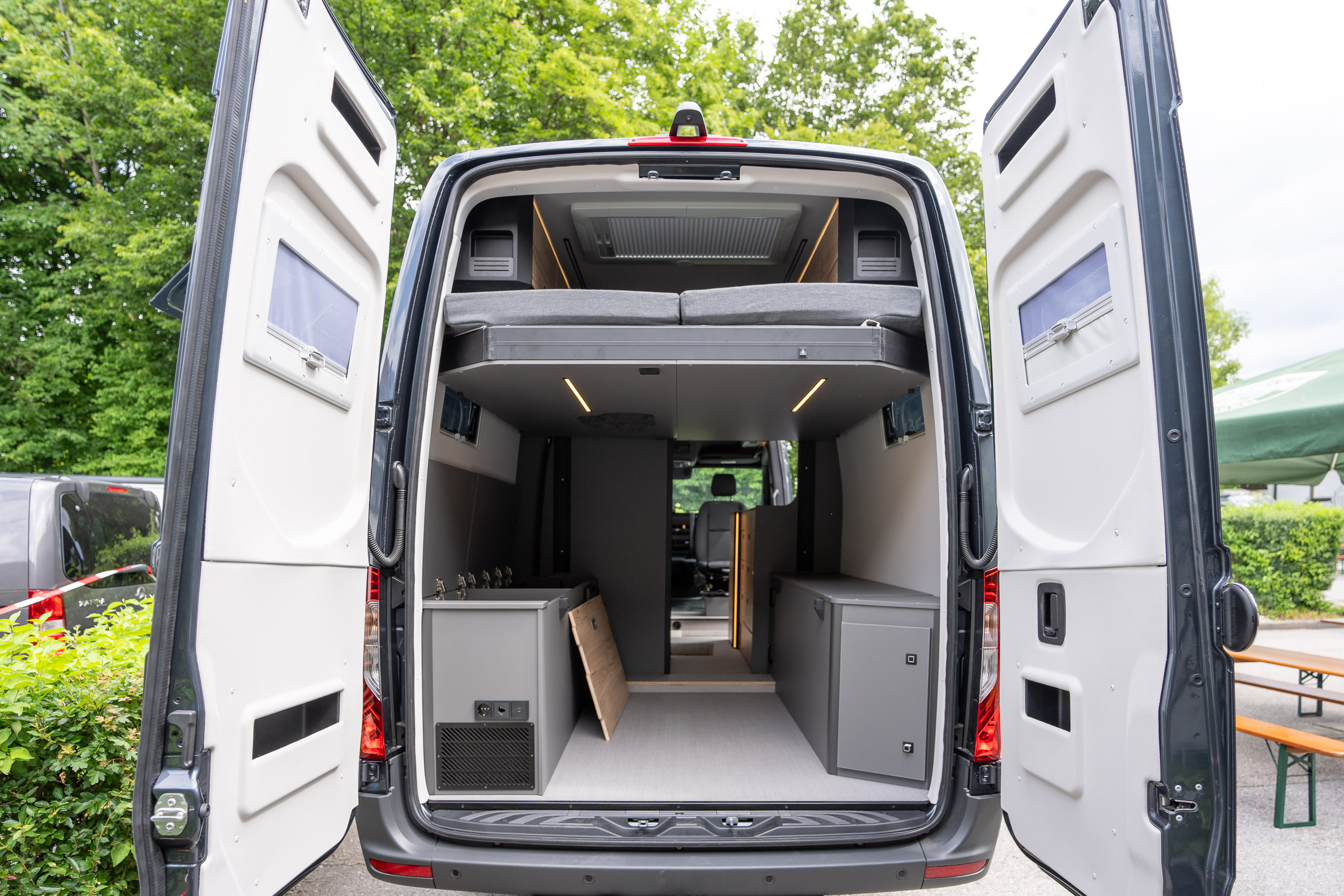Roadstar XL Evo mit geöffneten Hecktüren: elektrisches Hubbett über der riesigen Heckgarage