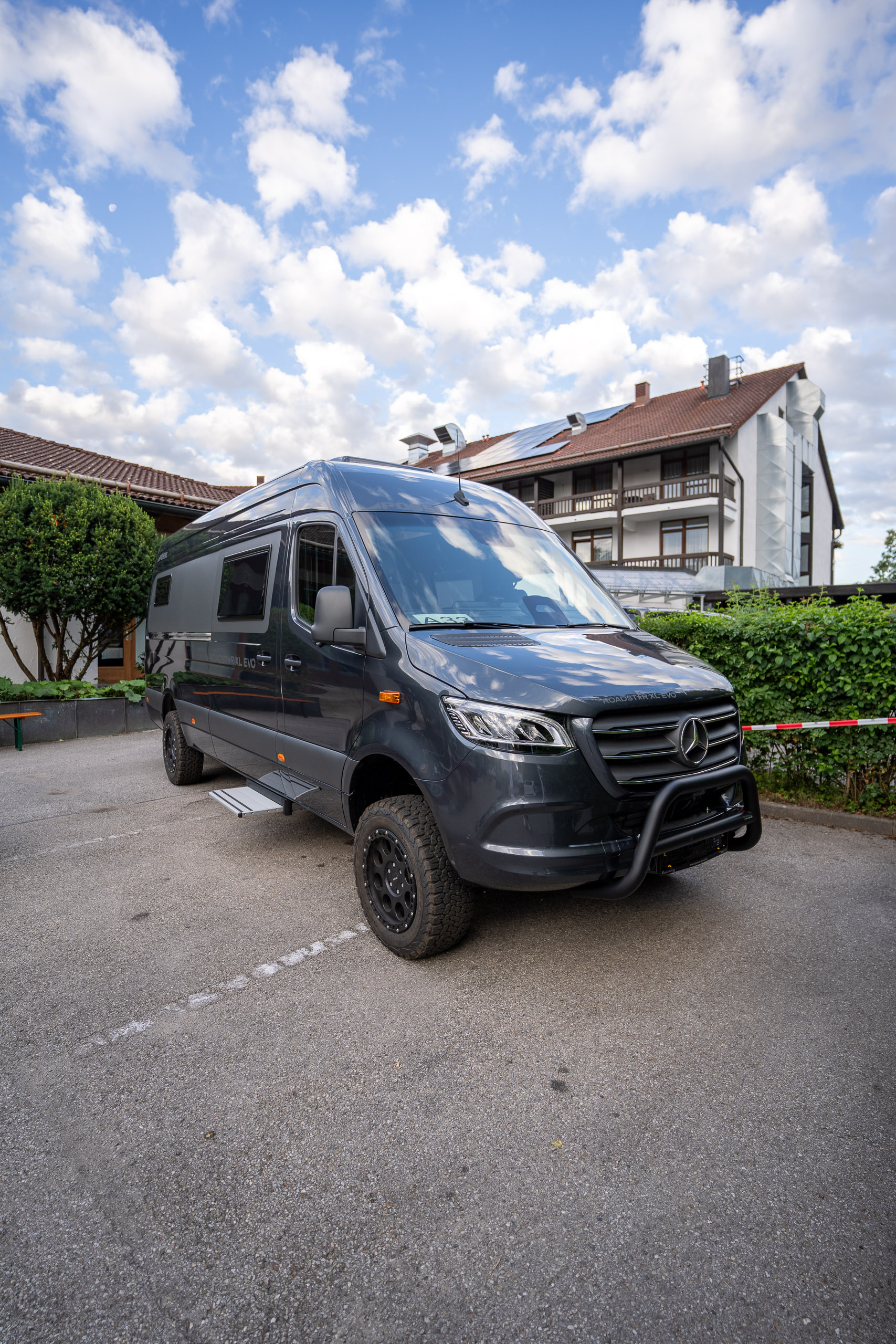 Pössl Roadstar XL Evo mit 7 Metern Länge auf Mercedes Sprinter in Außenansicht