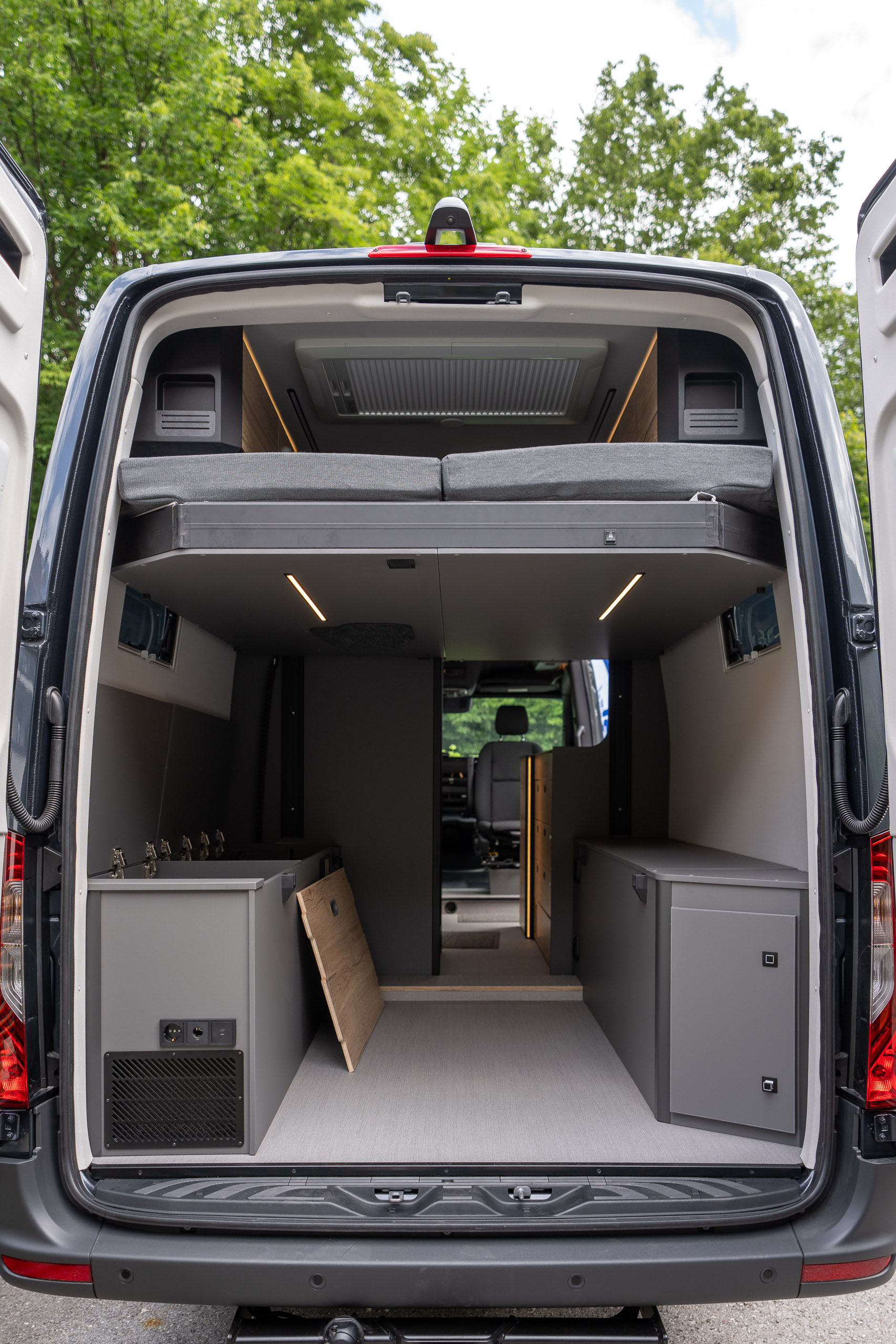 Heckgarage im Roadstar XL Evo mit hochgefahrenem Bett und Platz für Fahrräder
