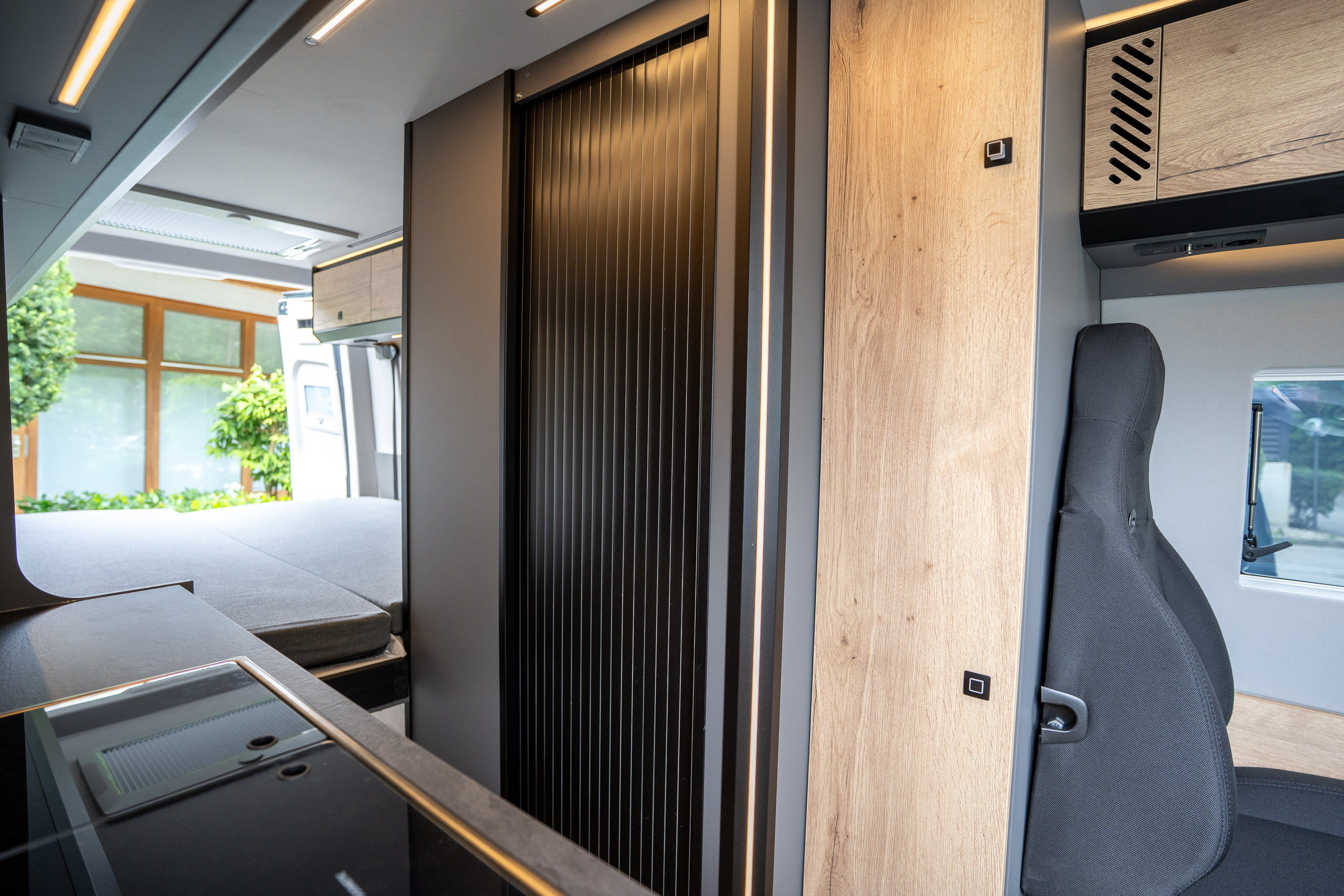 Stufenlos elektrisch höhenverstellbares Hubbett mit zwei Längsmatratzen im Roadstar XL Evo