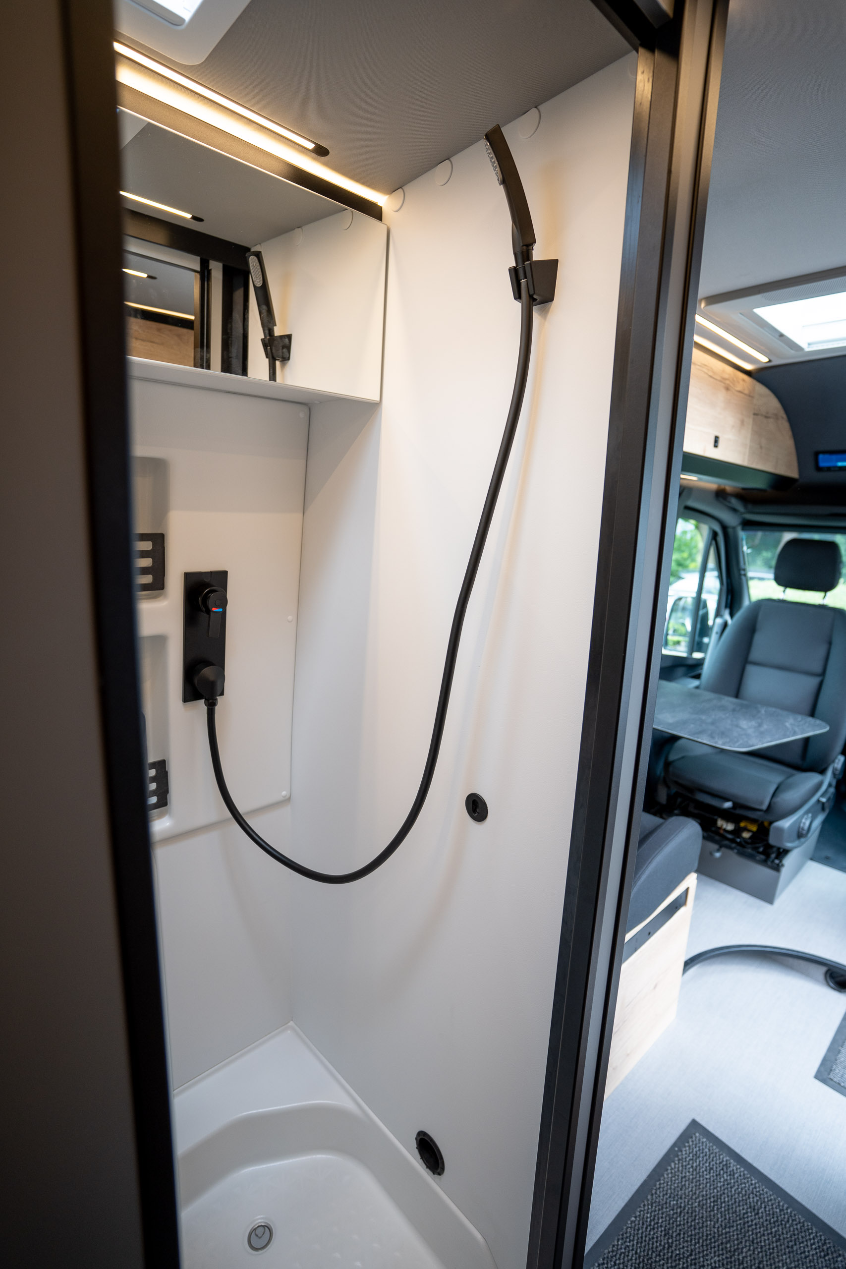 Schwenkbad im Roadstar XL Evo im Duschmodus mit Handbrause