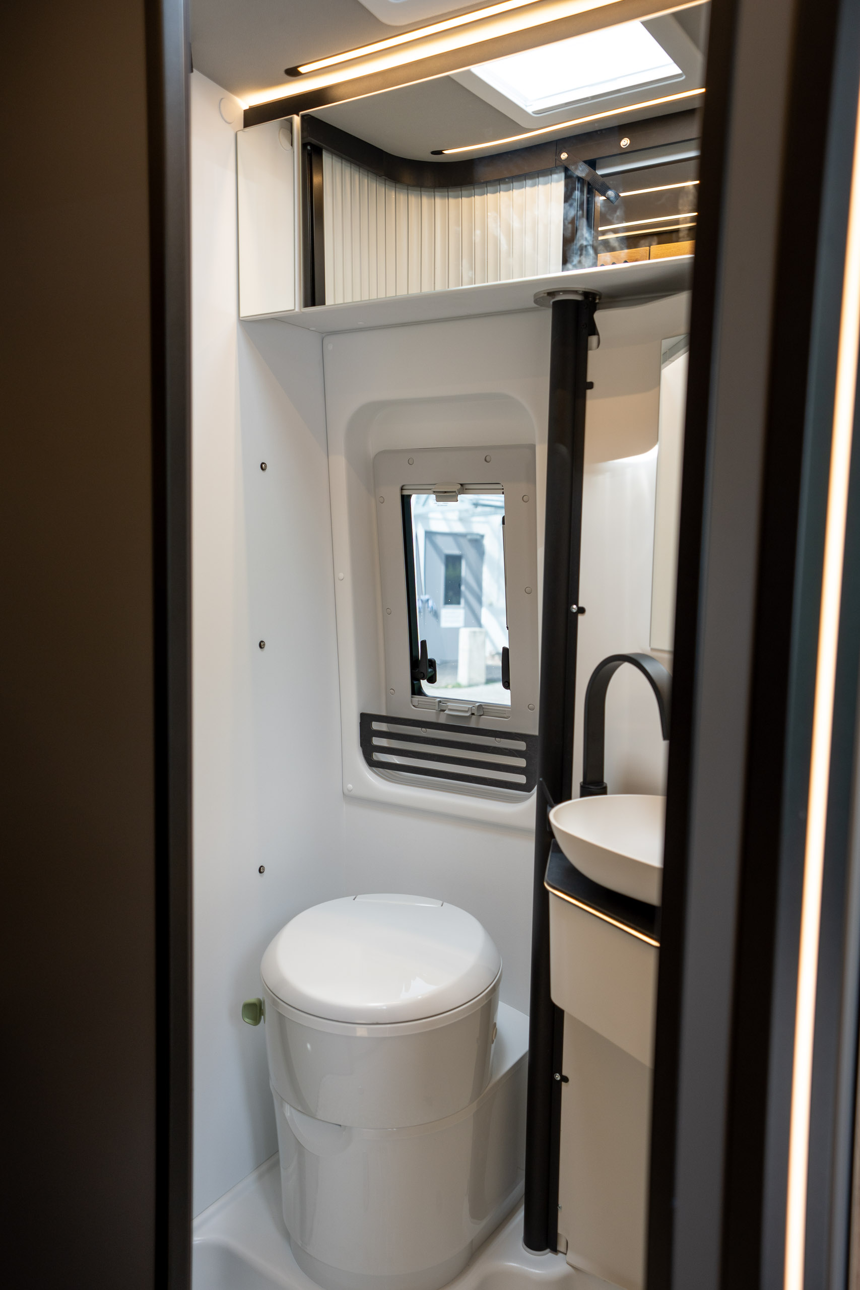 Schwenkbad im Roadstar XL Evo mit ausgedrehtem Waschbecken