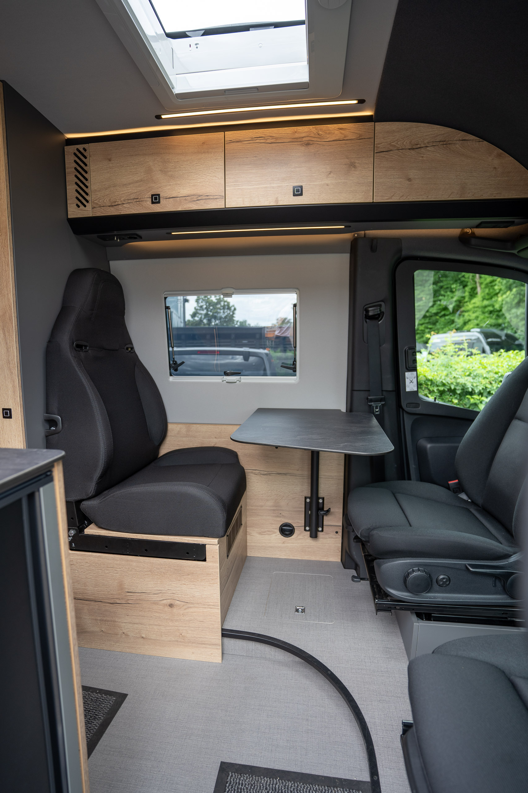 Sitzgruppe im Roadstar XL Evo mit Blick zum Fahrerhaus und drehbaren Sitzen