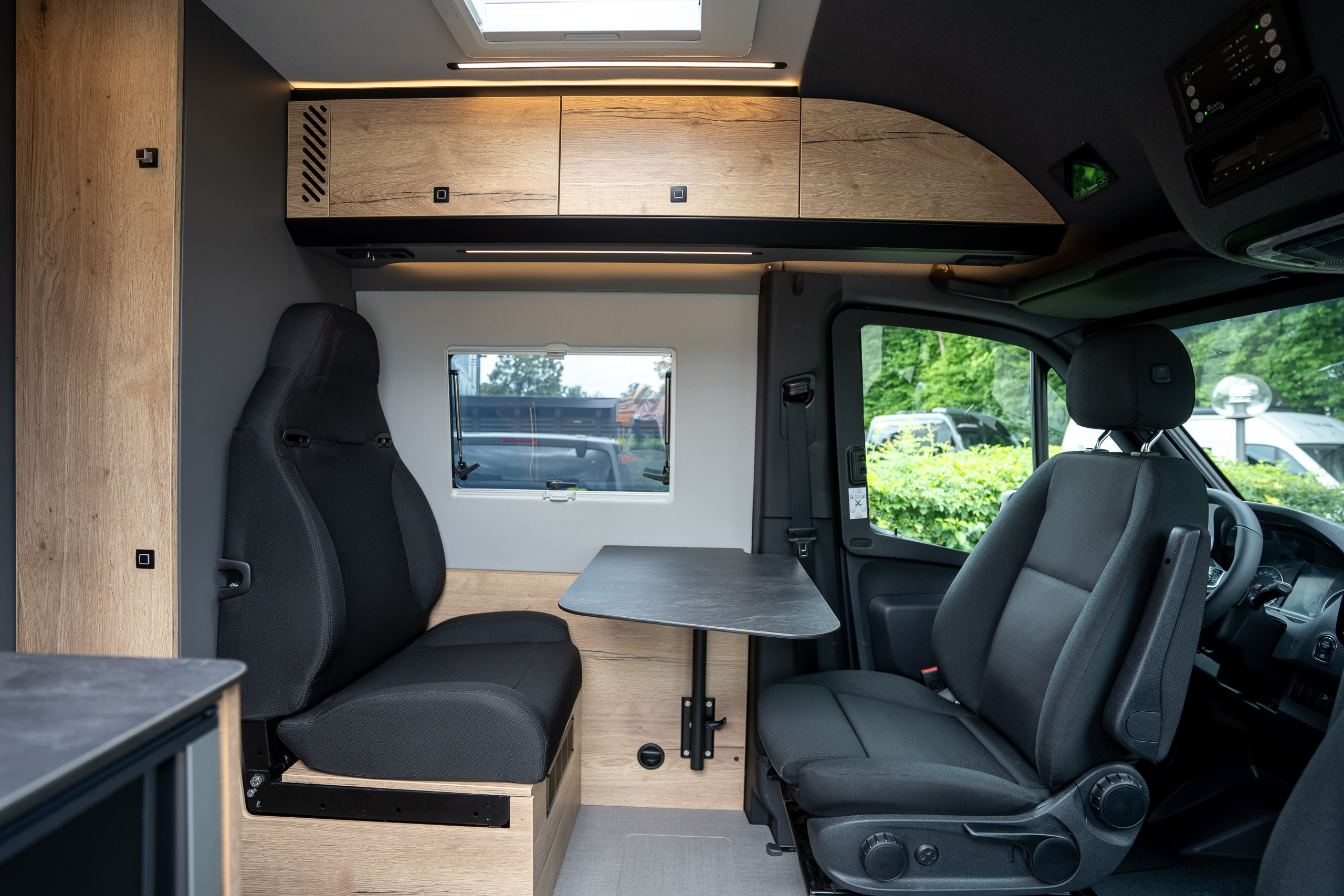 Sitzgruppe im Roadstar XL Evo mit verstellbarem Tisch ohne Tischbein
