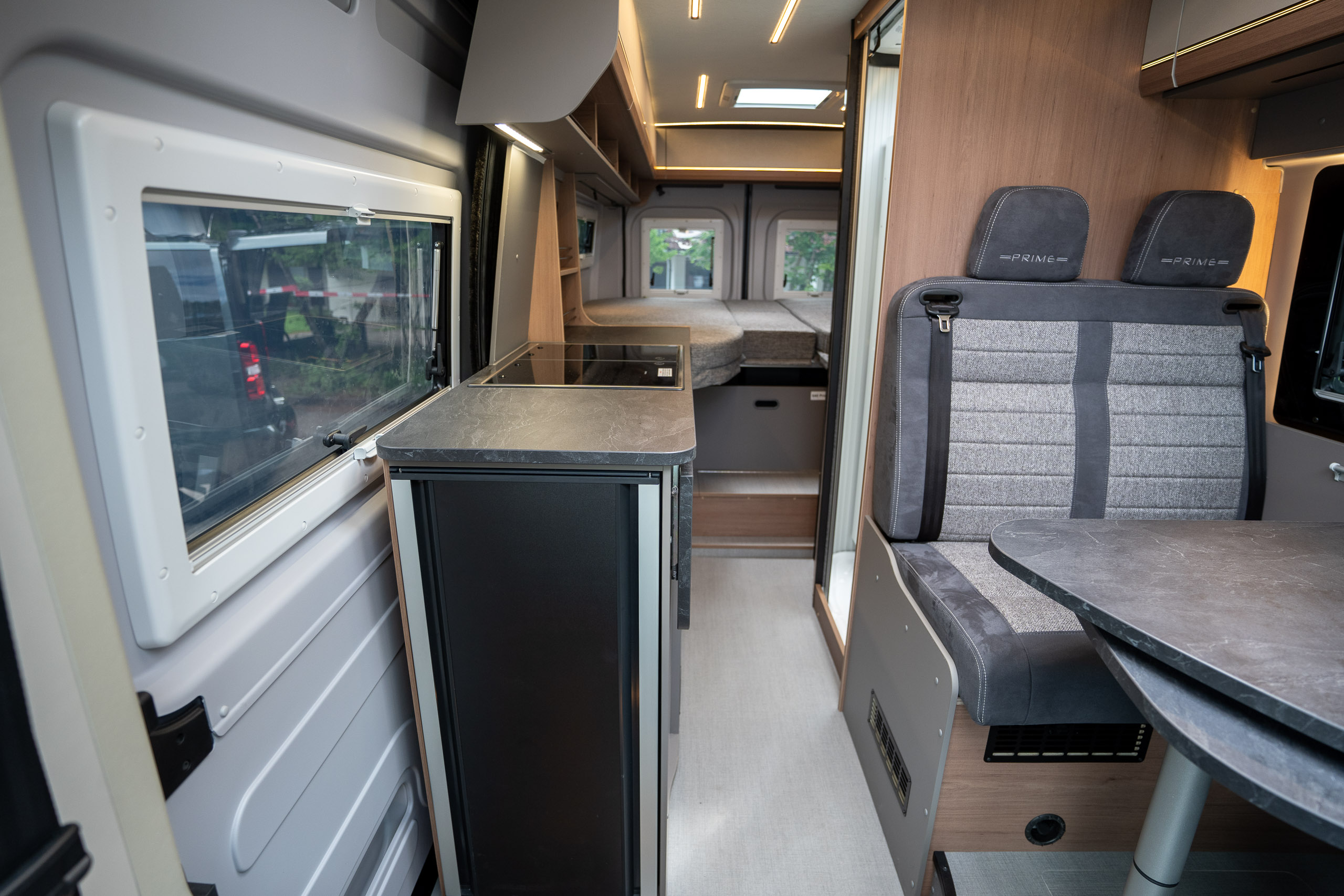 Summit Prime 640 2027: Küchenblock mit neuer Arbeitsplatte, Induktionsfeld und Blick zum Heckbett
