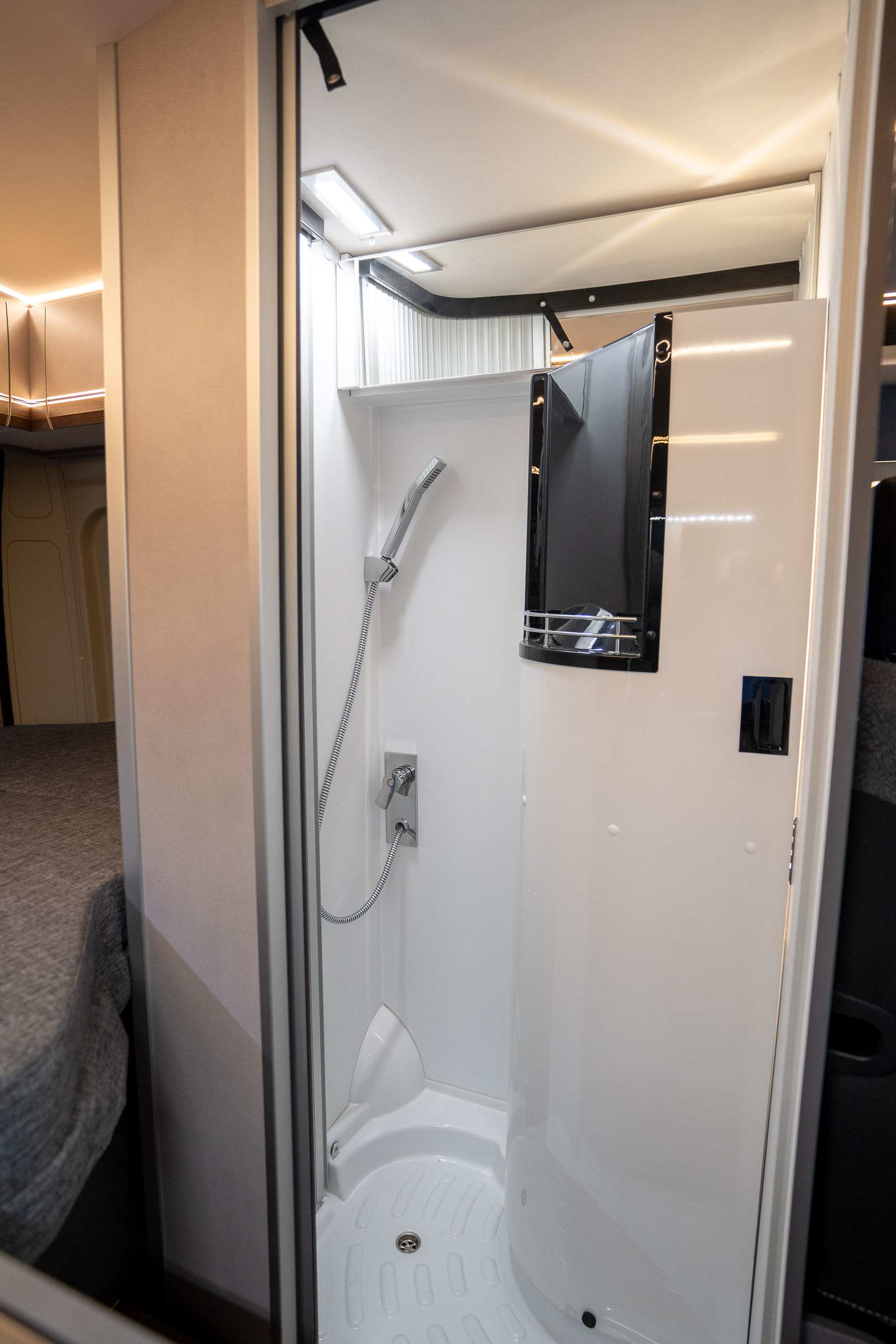 Dusche im Schwenkbad des Summit Shine 540 ON mit Handbrause