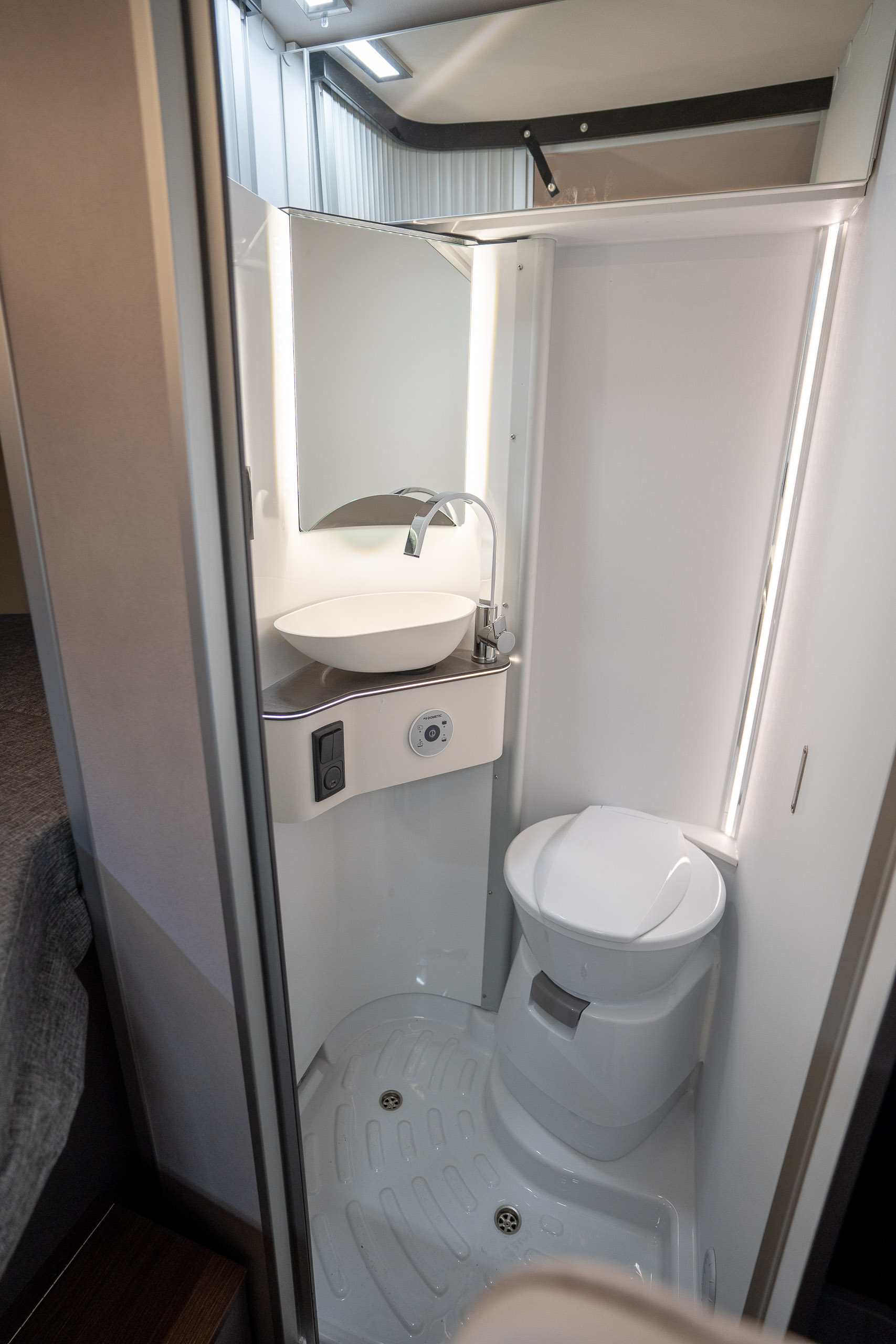 Schwenkbad im Summit Shine 540 ON mit drehbarem Waschbecken