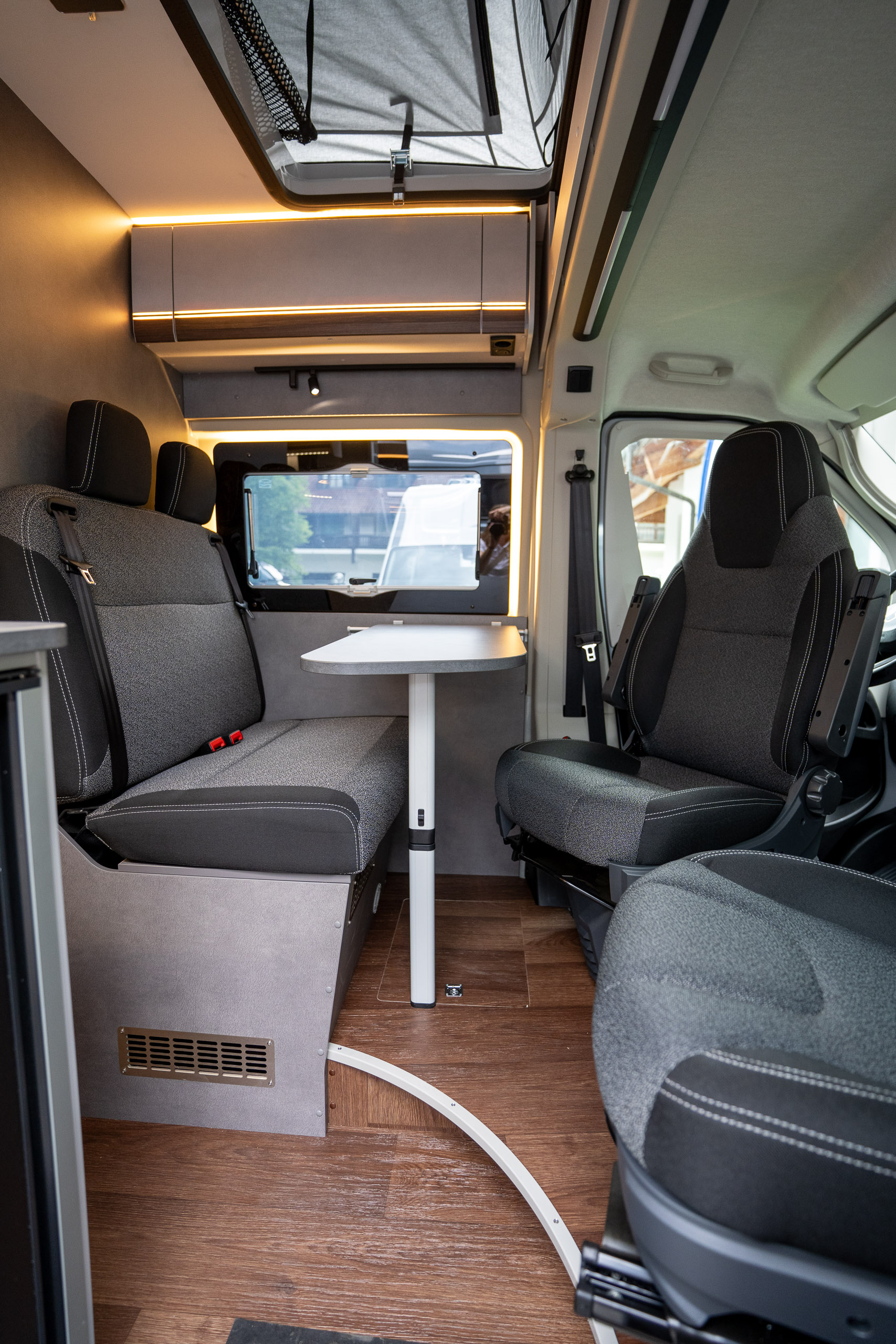 Doppelsitzbank und fester Tisch im Summit Shine 540 ON