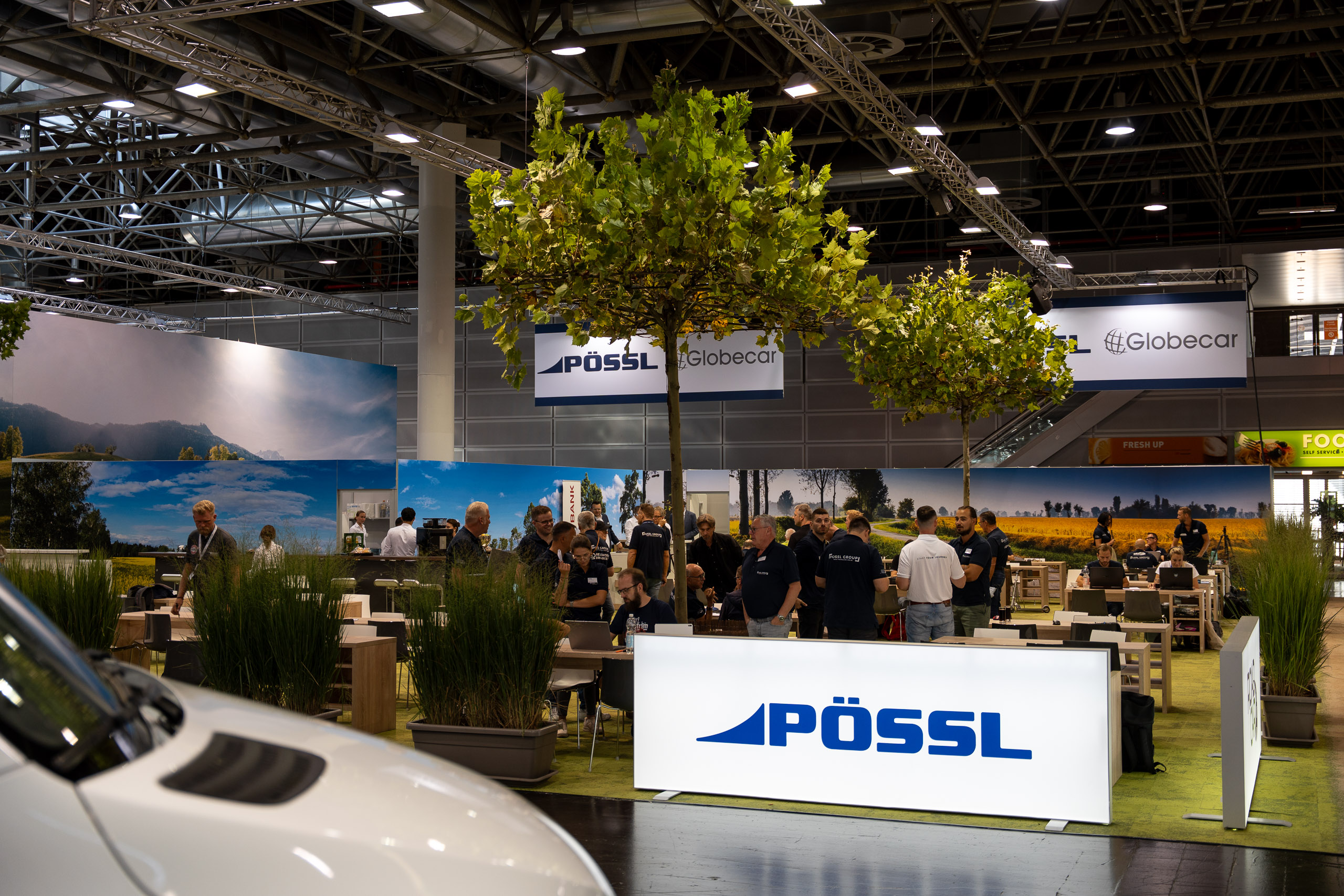 Beratungsbereich am Pössl- und Globecar-Stand auf dem Caravan Salon in Düsseldorf