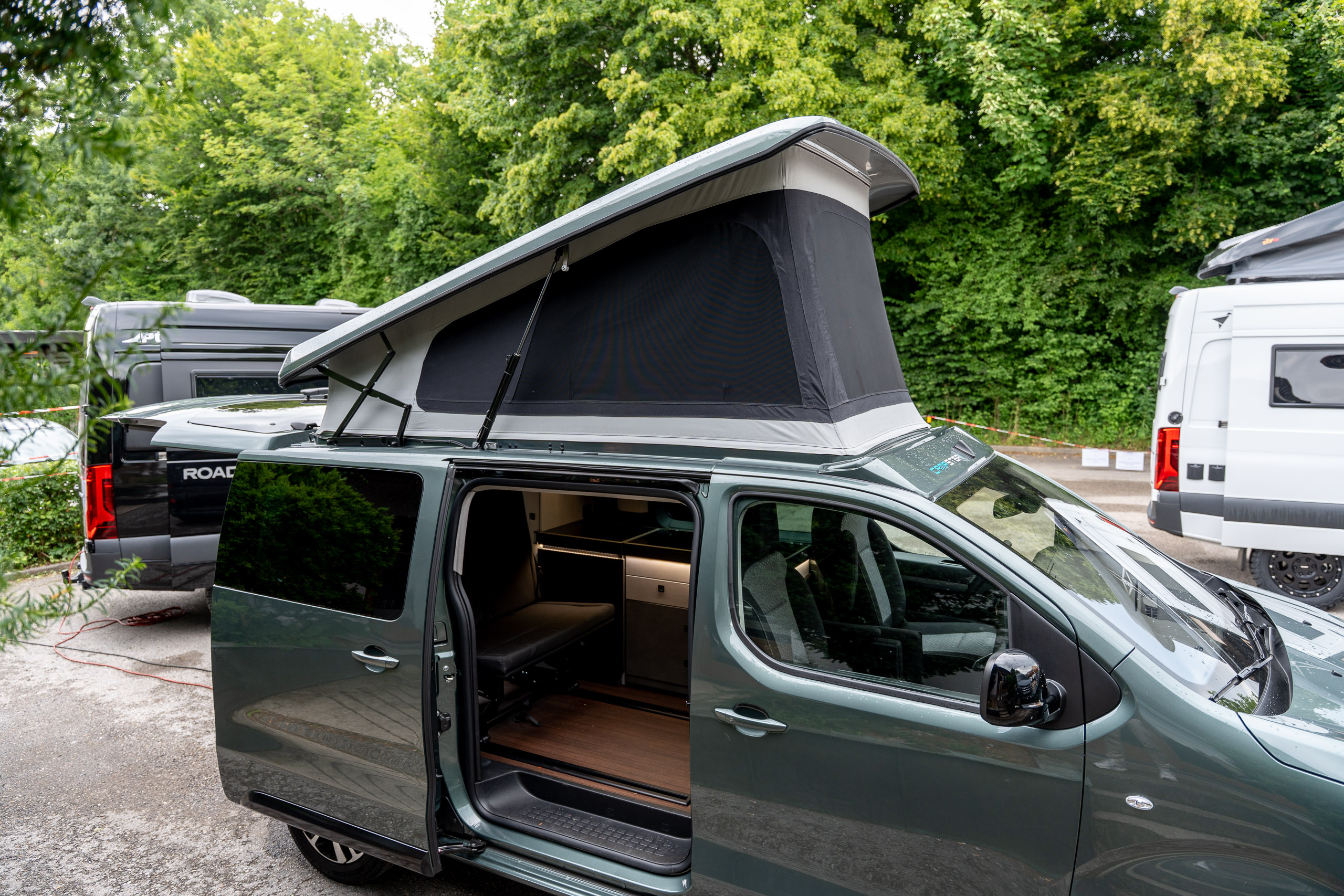 Pössl Kastenwagen mit elektrischem Aufstelldach in geöffneter Position